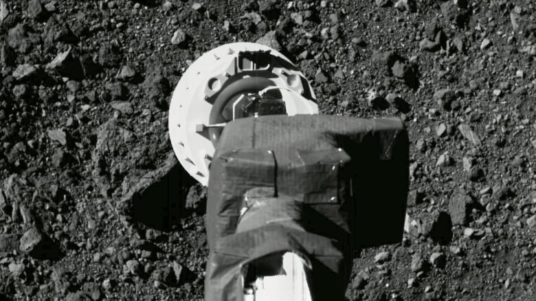 SpaceStargazer's tweet photo. Uzaydan Haberler- NASA -Osiris-Rex in "Bennu" gök taşı üzerinden topladığı haznenin kapağının kapanmadığını ve kayıpların olduğunu söyledi.
#NASA #Space https://t.co/sjYRED0a6j