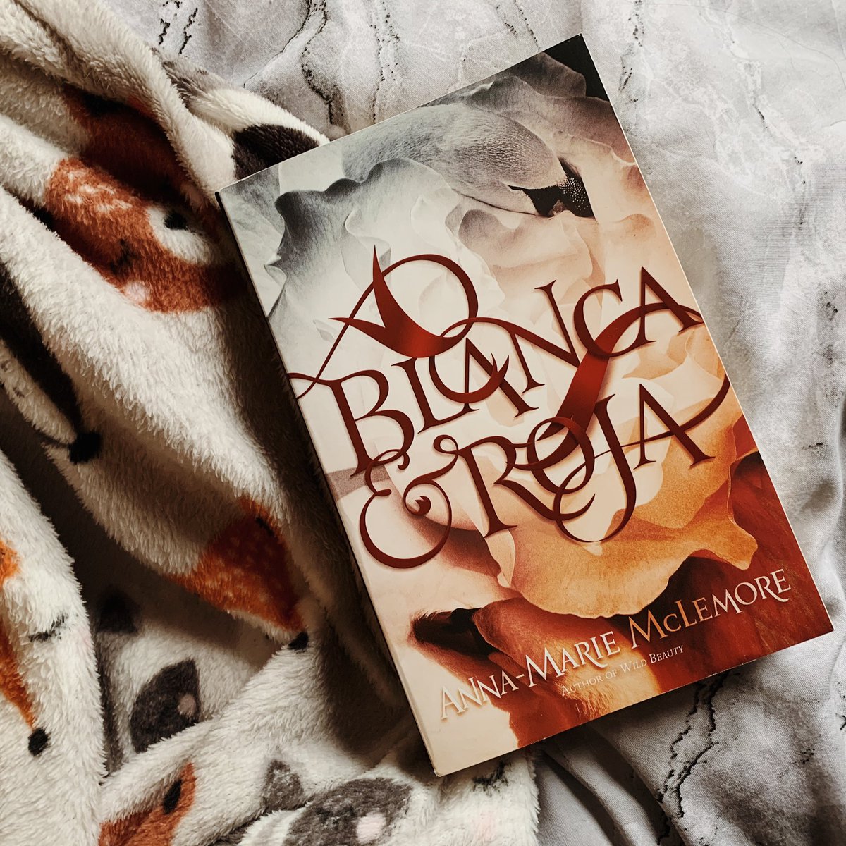 MythTakeReads's tweet photo. One of my newest additions this #RetellTuesday - from none other than our very own @theindecisivereaders! This retells Snow White & Rose Red and features LGBTQ+ rep too! Iβve never read anything by Anna-Marie McLemore but Iβm excited to give their work a go! -Cπ
#MythTakeReads https://t.co/8ftPuGfLan