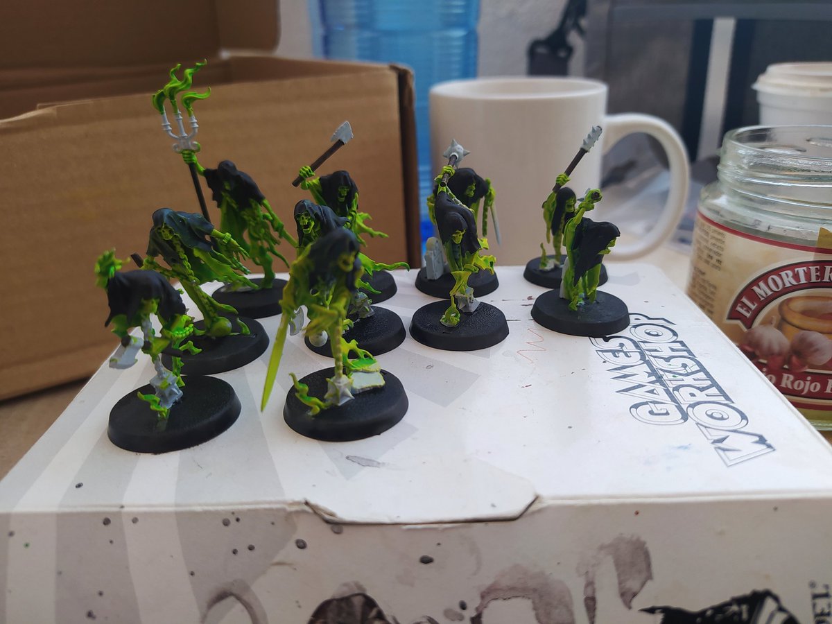 Magos_Ignakios's tweet photo. Retomado el reto de #octubreen tras un par de semanas congelado. En unos minutos termina el descanso de comer y dio tiempo a mangos marrones, tres capas negras y bases en negro diluido. https://t.co/qBKVqkXQlu