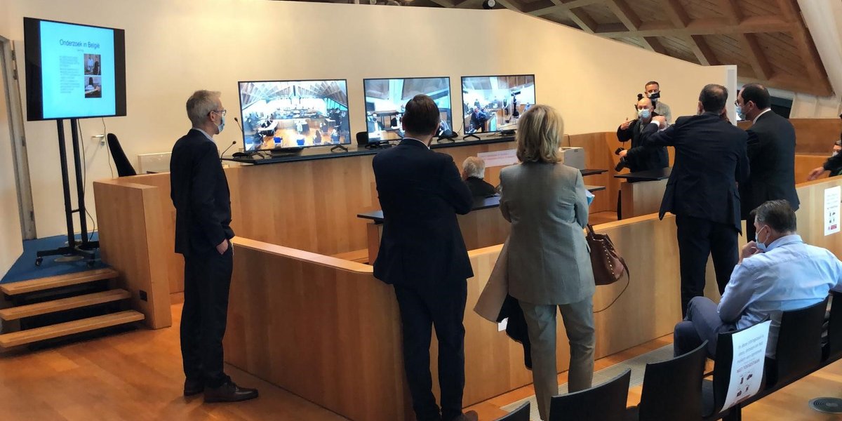 SPFJustice's tweet photo. Le SPF Justice a beaucoup investi dans sa #digitalisation cette année. Elle garantit un fonctionnement optimal et sûr à distance. C'est ce qui est ressorti d'une visite de travail de @VincentVQ au palais de justice d'Anvers. Plus d'infos sur https://t.co/NWexSdQOwq #toutdigital https://t.co/tEu1kZiIQ3