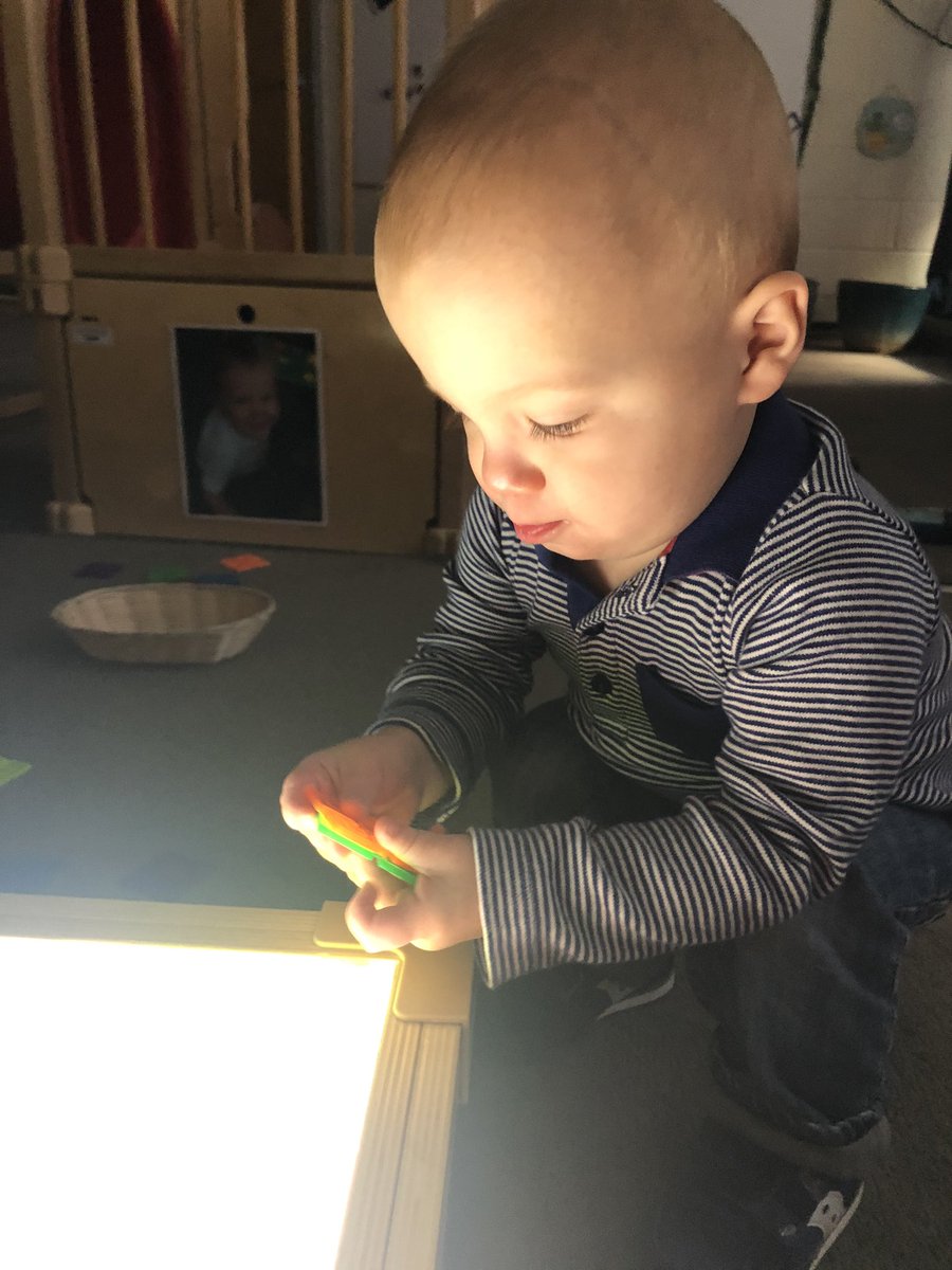 This just looks like fun light and color play...but there’s so much they are learning durning this experience. Play=Learn! #mvlittles