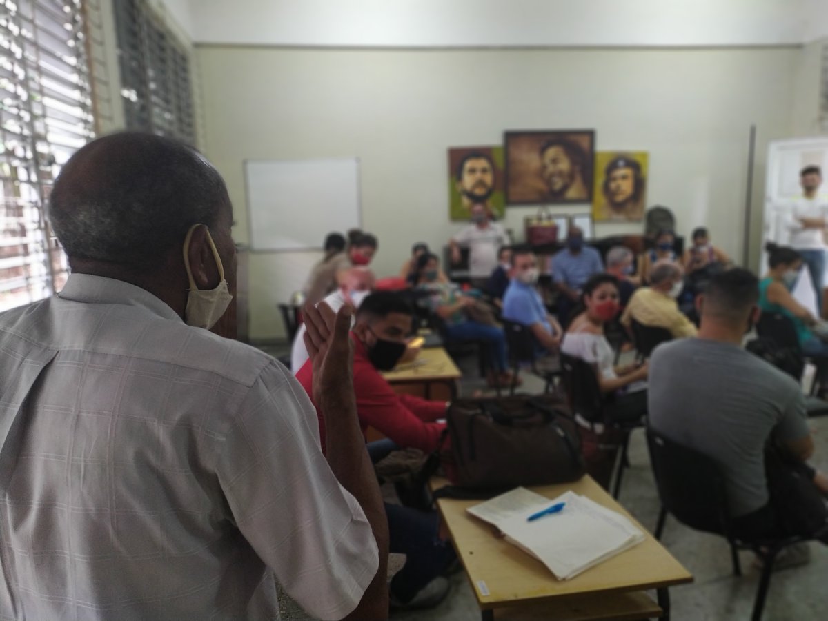 FceSofia's tweet photo. El profesor Alberto Averhoff comenta la fortuna de haber vivido 43 años al lado de Víctor Figueroa. Una vida de hermandad sazonada por la Economía Política.
Estas son historias increíbles de la @UCLVCU.
@C_Economicas #Cuba https://t.co/OgZ9os8KdQ
