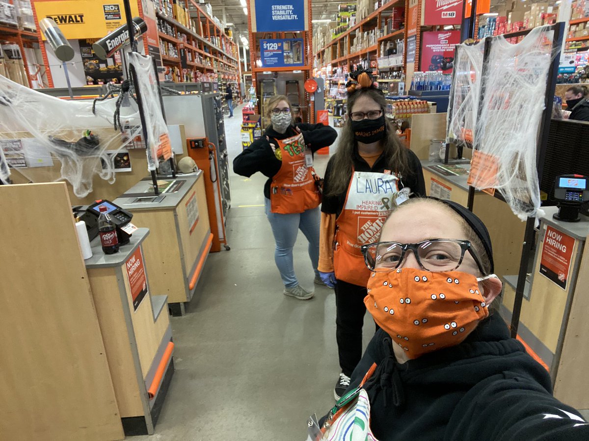 Up Front showing their Orange and Black pride!!! <a href="/McFarrenGary/">Gary McFarren</a> @dennissanders13 <a href="/dartonsmommy07/">Jennifer Schiller</a> @jason_stubbe @HallSteph36 <a href="/STEPHANIE_THD/">Stephanie Campbell</a>