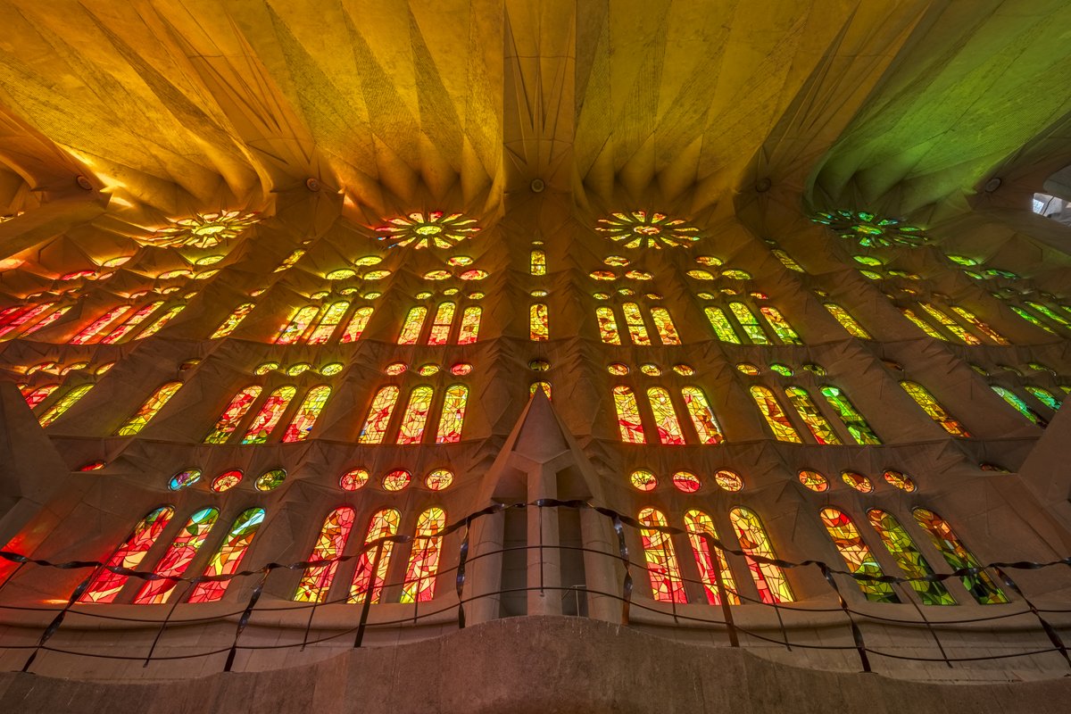 sagradafamilia's tweet photo. Els vitralls de la façana del Naixement són blavosos, com correspon a la llum del matí, i els de la banda oposada són ataronjats, com la llum del capvespre.

[Autor dels vitralls: Joan Vila-Grau] https://t.co/G3C0Nt29ld