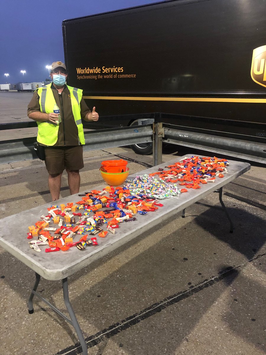 UPSKentuckySE's tweet photo. The Package teams from Lexington were at it early this morning with a #safety demonstration for cyclists, pedestrians and motorcycles. #ups #T3awareness #safebychoice #TuesdayTreats @RayHatton @sam_alvey14 @upsIndyEastDiv https://t.co/4LCO1CZewY