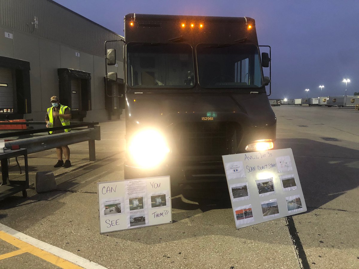UPSKentuckySE's tweet photo. The Package teams from Lexington were at it early this morning with a #safety demonstration for cyclists, pedestrians and motorcycles. #ups #T3awareness #safebychoice #TuesdayTreats @RayHatton @sam_alvey14 @upsIndyEastDiv https://t.co/4LCO1CZewY