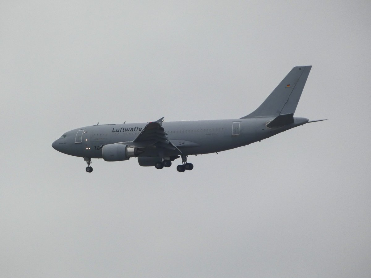 EHEH_Spotter's tweet photo. 🇩🇪German Air Force, Airbus A310 304 (10+25, #3F8519) as German Air Force flight #GAF838 Approach runway21 @ EHEH 

#potn #A310 #avgeeks https://t.co/oGTvNWFACx