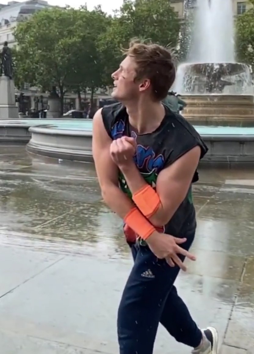 Very08_'s tweet image. Bradley aren't you cold?🥶 If I did I would be in bed with a fever !!!!🤒 @BradleyJames #bradleyjames #Merlin #TheLiberator #Netflix