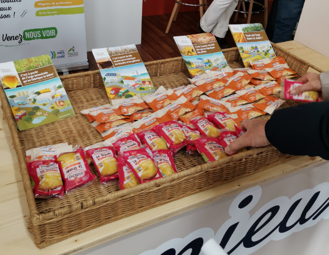 BiscuitsGateaux's tweet photo. ⛵ @PassionCereales anime aujourd'hui un stand @VGCulinaire. Démonstrations, quiz et échanges sont au programme pour découvrir la richesse des produits céréaliers. Les #biscuits #gâteaux ayant toujours accompagné les marins, des produits @MDLZ et @StMichel sont aussi à déguster ! https://t.co/j3elST4HXG