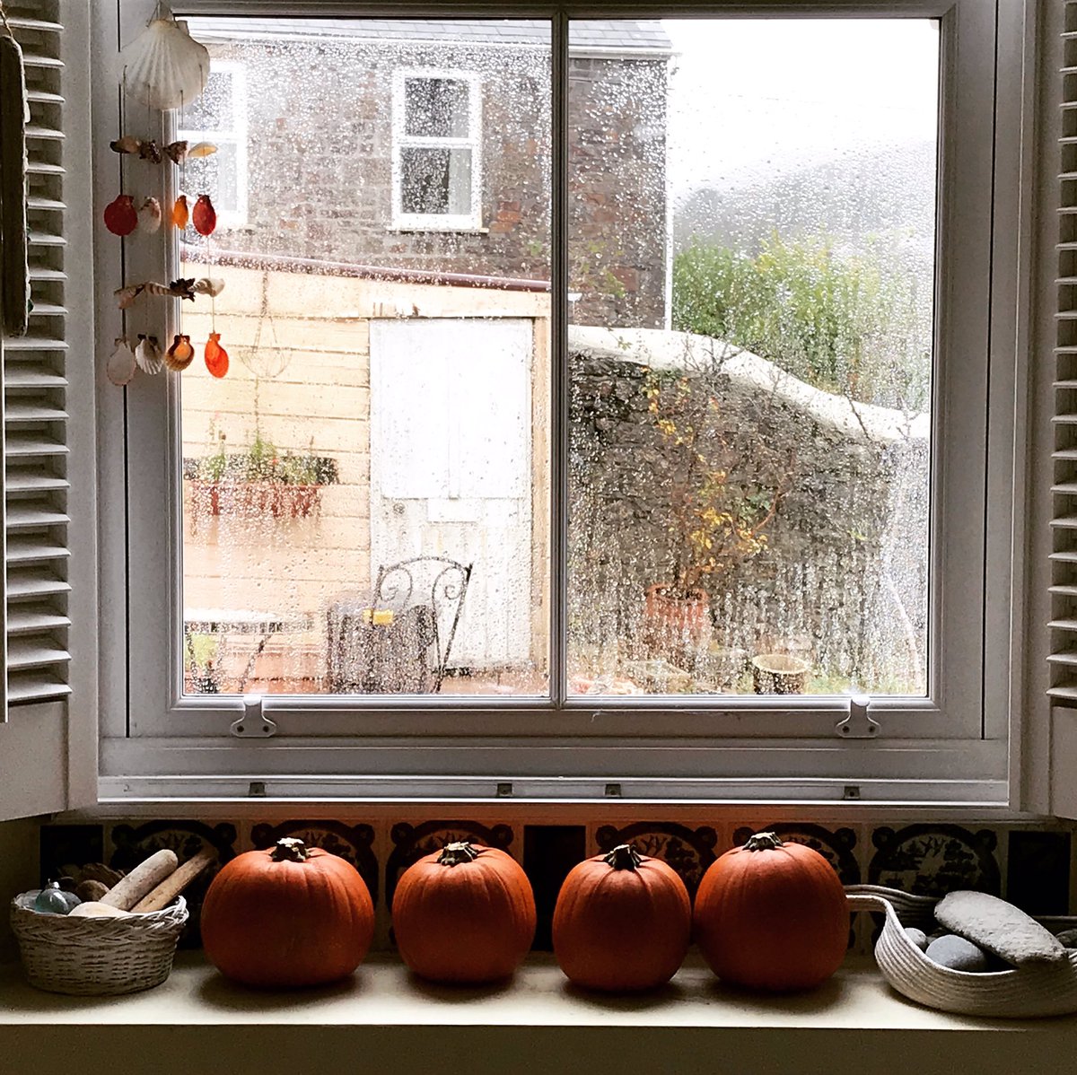 Featherspell's tweet photo. It’s pumpkin season and I’m painting today. Is there anything cosier than a rainy day? https://t.co/vmpKW6kByS