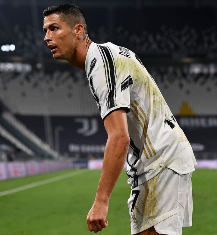 aiscoreofficial's tweet photo. 🚨 Cristiano Ronaldo has 12 hours to get a negative test otherwise he’ll miss the Barcelona game.

Speed Recovery Cristiano 💙💙

#UCL #uefachampionsleague #forzajuvi https://t.co/tOSTYbvhrN