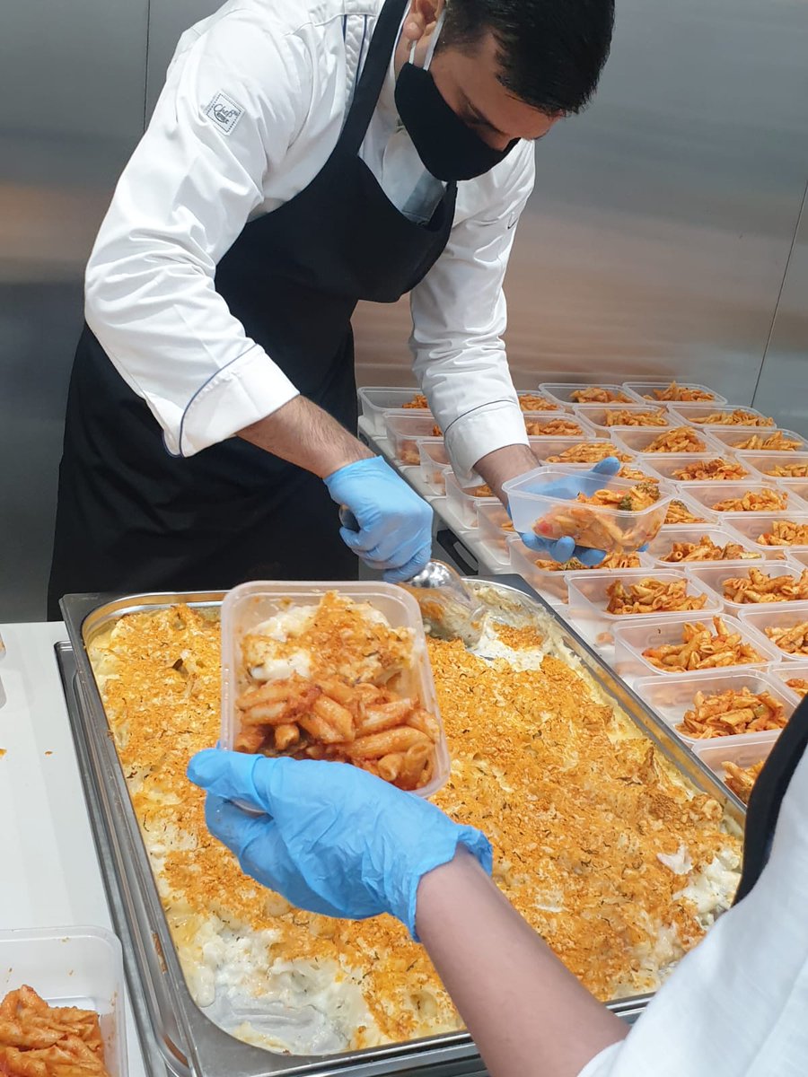 UKAkshayaPatra's tweet photo. Yum Yum!! 🍝
Vegetable pasta with Baked Cauliflower packed and ready to be sent out to kids from our new kitchen in Watford.
@MarcusRashford @GMSP_fdn @Jaihotweet 

#ENDCHILDFOODPOVERTY #HolidayHunger https://t.co/a4K0HSZ55u