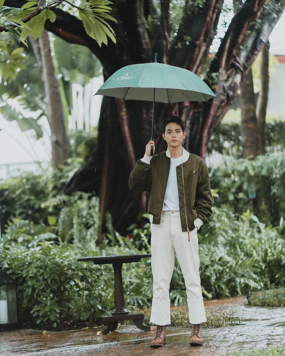 ถ้าฝนตกมีร่มให้เธอกาง และมีร่างให้เธอกอด #LOEWE 
#LoeweFW20 #PpgroupThailand #jirayu_jj