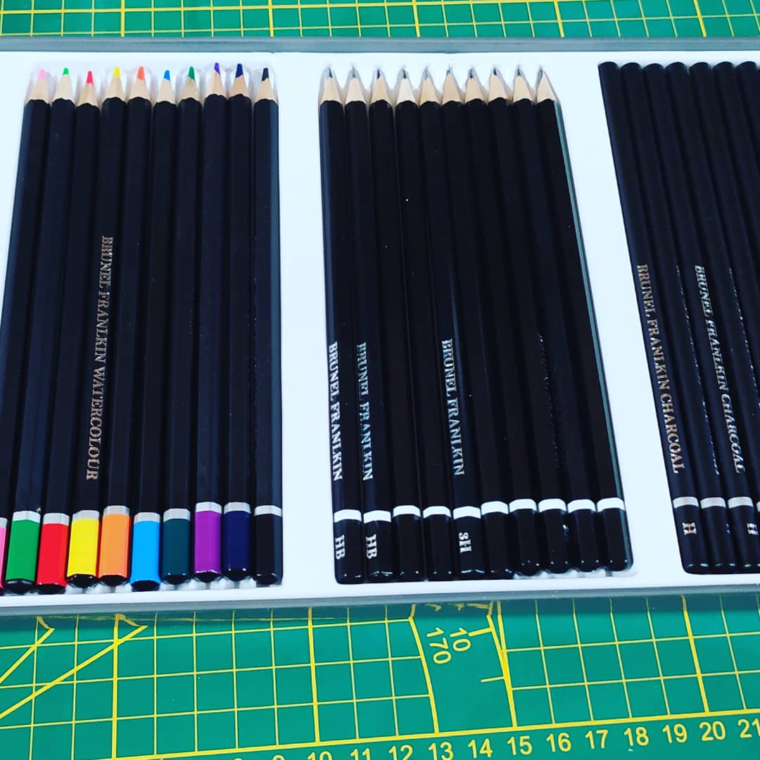 FPigments's tweet photo. nuancier et  découverte de la boîte d'artiste de la marque Brunel Franklin

*10 crayons aquarelles
*10 crayons à croquis
*10 crayons de couleurs
*10 crayons de couleurs métalliques
*10 crayons fusain 

#artiste #papier #art
#arttherapy #coloriage #aquarelle #materiel #babou https://t.co/QEK4mBO48G