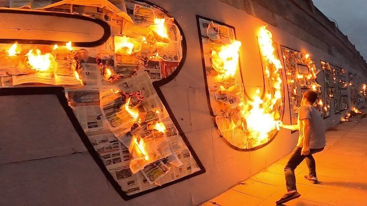 kyiv_tv's tweet photo. Гори ясно🔥
Київські художники Rubae і Shabe на Набережній влаштували вогняну акцію протесту напередодні виборів.✨
Так художники хотіли показати, що суспільство втомилося від нереалізованих обіцянок і корупції політиків.
#Rubae #Shabe #Ukraine #Kyiv https://t.co/hNvqNUeMRT
