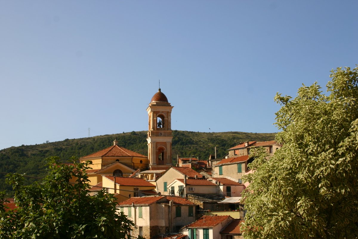 RivieraEventi's tweet photo. Pietrabruna, un altro gioiellino della nostra Liguria di ponente.. giovedì partendo dalla piazza del paese, con un buon pezzo di "stroscia" nello zaino, si potrà arrivare sul Monte Follia, dove un tempo, sui terrazzamenti si coltivava la famosa lavanda di Pietrabruna. https://t.co/ngN58XyhdT