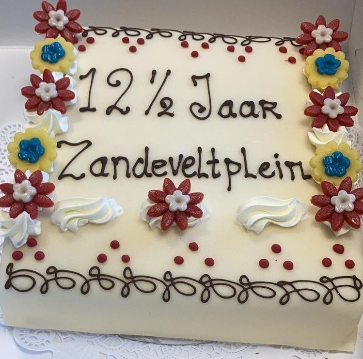 Het is feest vandaag en bij feest hoort taart🍰! 
Vandaag alweer 12 1/2 jaar gevestigd aan de Zandeveltplein 63-65.