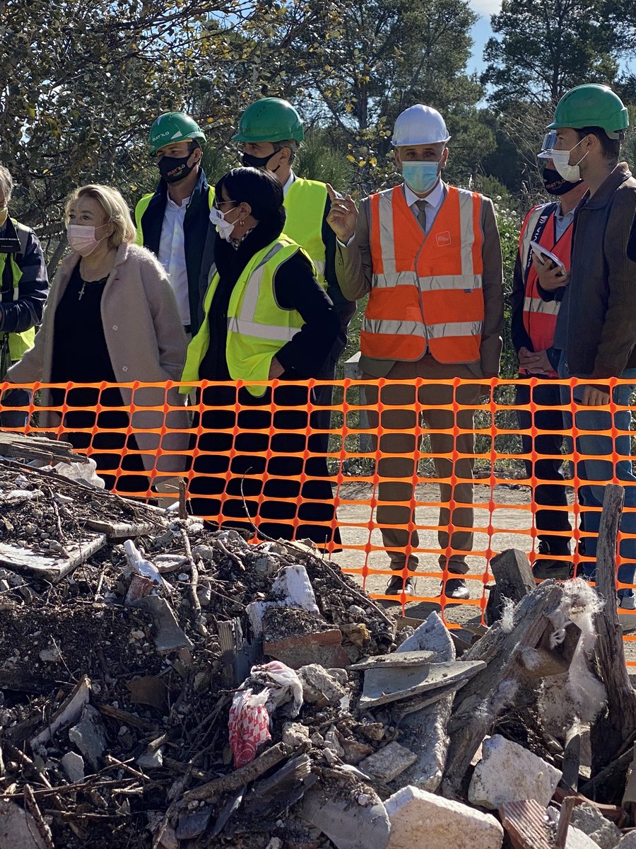 marysejoissains's tweet photo. La Ville @aixmaville procède a la dépollution de 5000m2 sur le plateau de l’Arbois. Plus de 85% des déchets triés vont pouvoir être transformés et utilisés dans  différentes filières (voiries et béton). Stop aux entreprises qui déchargent leurs déchets sur le plateau! https://t.co/tVmuwUk8uA