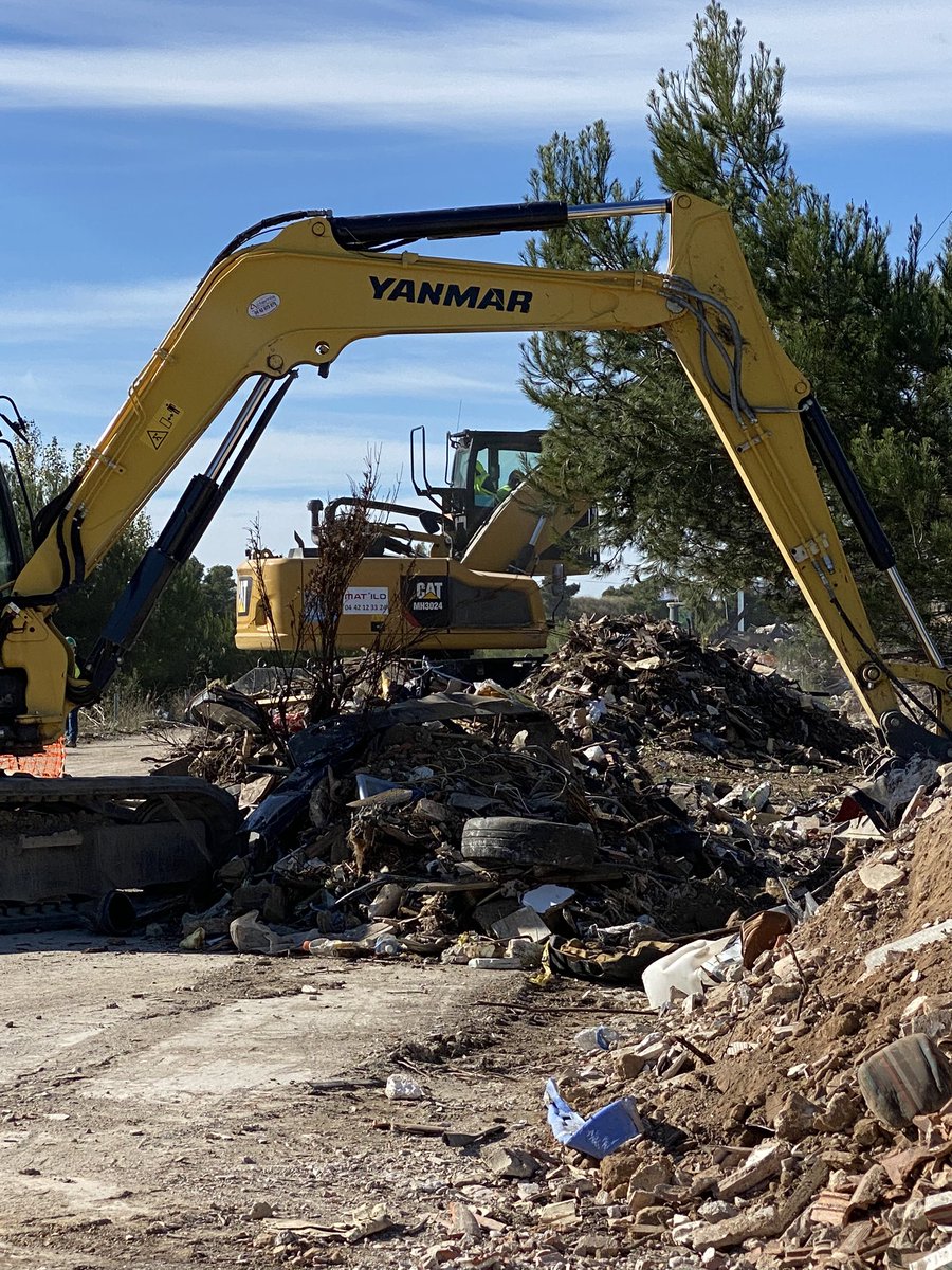 marysejoissains's tweet photo. La Ville @aixmaville procède a la dépollution de 5000m2 sur le plateau de l’Arbois. Plus de 85% des déchets triés vont pouvoir être transformés et utilisés dans  différentes filières (voiries et béton). Stop aux entreprises qui déchargent leurs déchets sur le plateau! https://t.co/tVmuwUk8uA