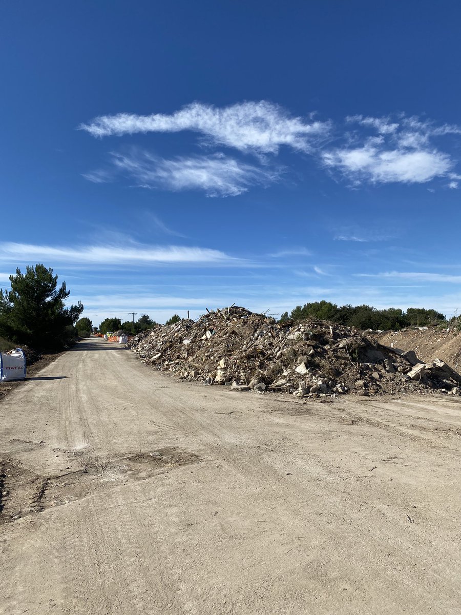 La Ville <a href="/aixmaville/">Aix-en-Provence</a> procède a la dépollution de 5000m2 sur le plateau de l’Arbois. Plus de 85% des déchets triés vont pouvoir être transformés et utilisés dans  différentes filières (voiries et béton). Stop aux entreprises qui déchargent leurs déchets sur le plateau!