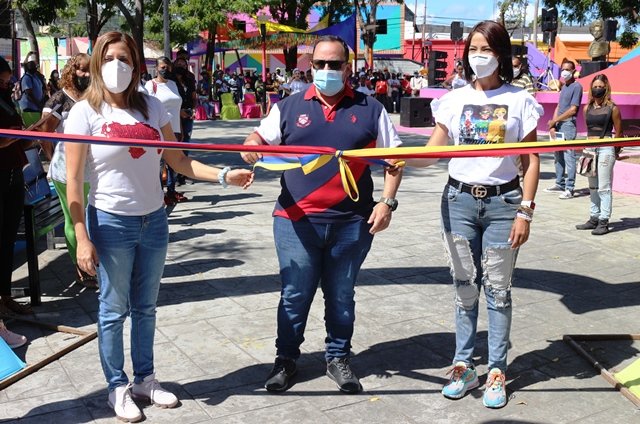 InfraPtoC's tweet photo. #ENTÉRATE Nuestra directora @Dorangelperaza, acompañó al Alcalde @JCbetancourt72 durante el acto de reapertura de la Plaza José Antonio Paéz, evento que contó con la presencia del poder popular organizado cumpliendo con las medidas de seguridad, gracias Pdte. @NicolasMaduro 💯🦇 https://t.co/1l2vGbucaj