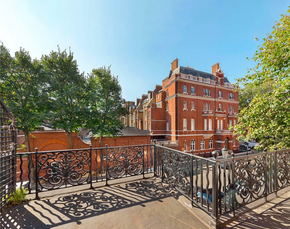 Stacks_London's tweet photo. New to Market. This grand first floor west facing balcony apartment with triple aspect fenestration and an original reception room with a high ceiling is located in one of the finest squares in London, #CadoganSquare.
https://t.co/zHnTDVsb8j
#Londonapartment #primelondon https://t.co/HSg3yWa3j2