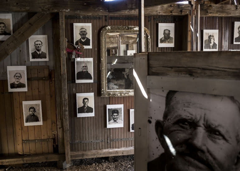 N_Renaissances's tweet photo. Retour dans le passé 📸💬 les habitants témoignent de la vie rurale avant 1980 dans #expo « Mémoires #ValléeduLoir #TerritoiresVendômois »
Leurs récits et souvenirs exposés sur les parois du Labyrinthe #ZoneI à Thoré-la-Rochette dans le #LoirEtCher 👉 https://t.co/WG0fSK5IgA https://t.co/UBbsRRUyGy