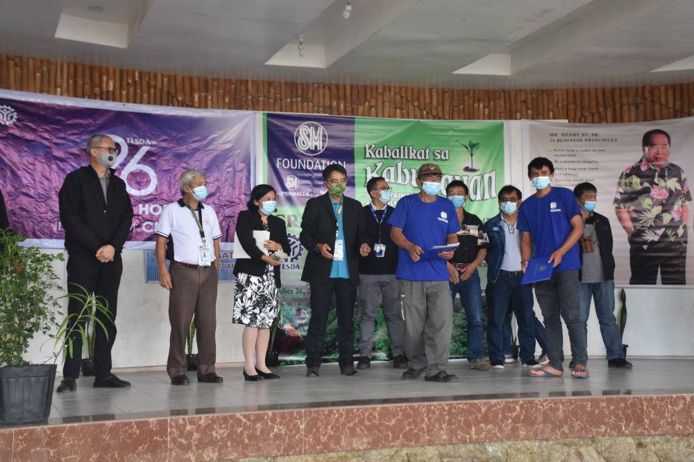 PIA_Cordillera's tweet photo. At least 50 farmer-beneficiaries in Kapangan, Benguet graduated from the Kabalikat sa Kabuhayan on Sustainable Agriculture Program (KSK-SAP)on Monday, October 26, 2020...https://t.co/RB3BwUmILM
#SupportLocalFarmersPH | #WeRecoverAsOne | #WeRiseAsOne https://t.co/bda3QZ43J9
