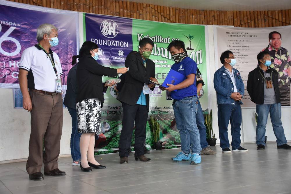 PIA_Cordillera's tweet photo. At least 50 farmer-beneficiaries in Kapangan, Benguet graduated from the Kabalikat sa Kabuhayan on Sustainable Agriculture Program (KSK-SAP)on Monday, October 26, 2020...https://t.co/RB3BwUmILM
#SupportLocalFarmersPH | #WeRecoverAsOne | #WeRiseAsOne https://t.co/bda3QZ43J9
