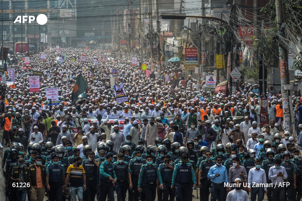 BOYCOTT / FRANCE : Grande manifestation de dizaines de milliers de personnes contre la France à Dacca, capitale du Bangladesh, appelant au boycott des produits français.  #boycottfrenchproducts