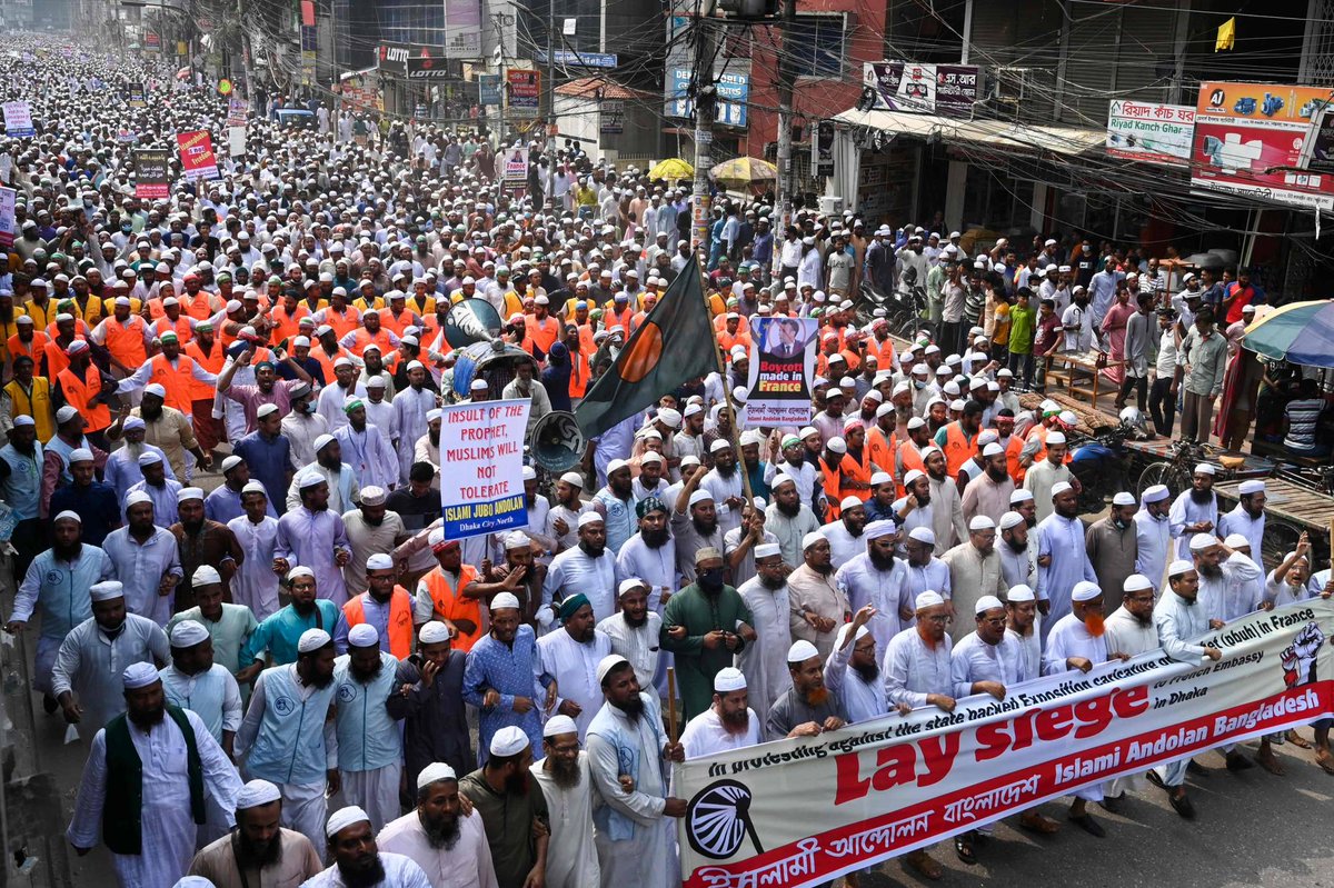 BOYCOTT / FRANCE : Grande manifestation de dizaines de milliers de personnes contre la France à Dacca, capitale du Bangladesh, appelant au boycott des produits français.  #boycottfrenchproducts