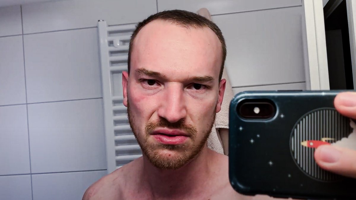 TheRocketBeans's tweet image. [Werbung] Um für euch Bier zu brauen sind @larsericpaulsen und @Verlingscht um 05:35 Uhr aufgestanden. Schaut, wie glücklich Larsi ist! @Bitburger