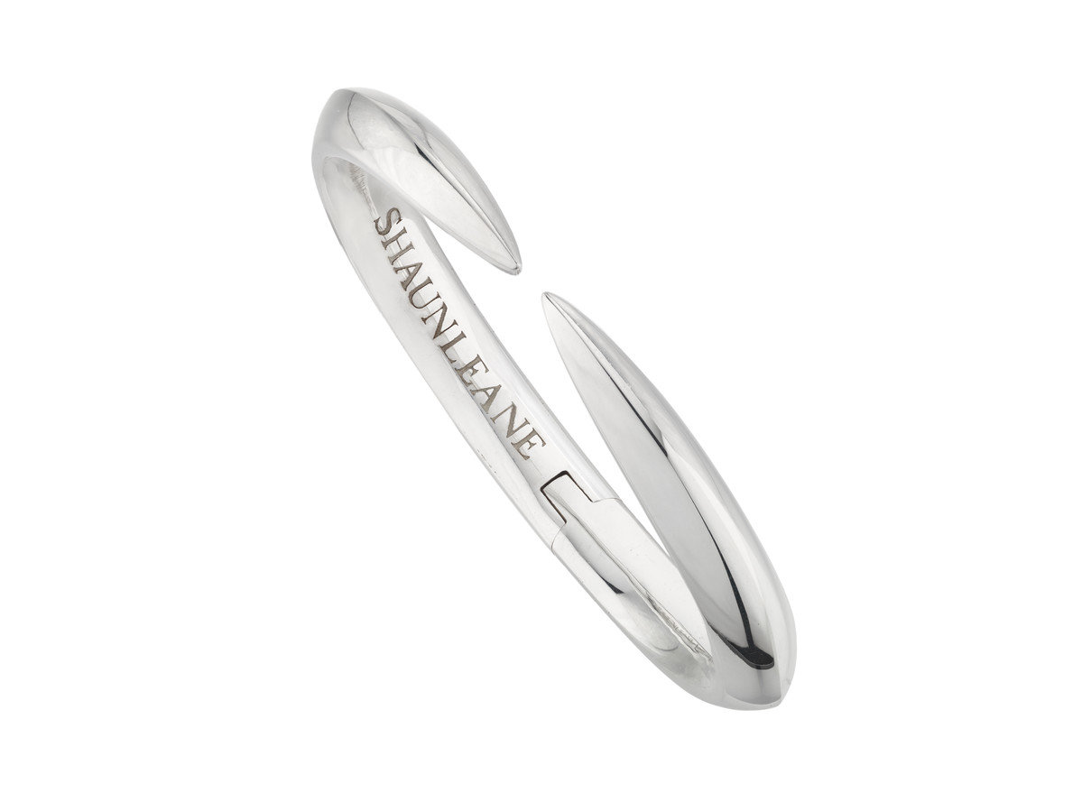 Hervia's tweet photo. The Arc Collection presents Shaun Leane's first jewellery range dedicated primarily to men. Made from sterling silver and crafted into bold silhouettes.
SHOP NOW: https://t.co/NWEoX9hPGc
#shaunleane #jewellery #fw20 #silver #arccollection https://t.co/Ps1qr9QnDV