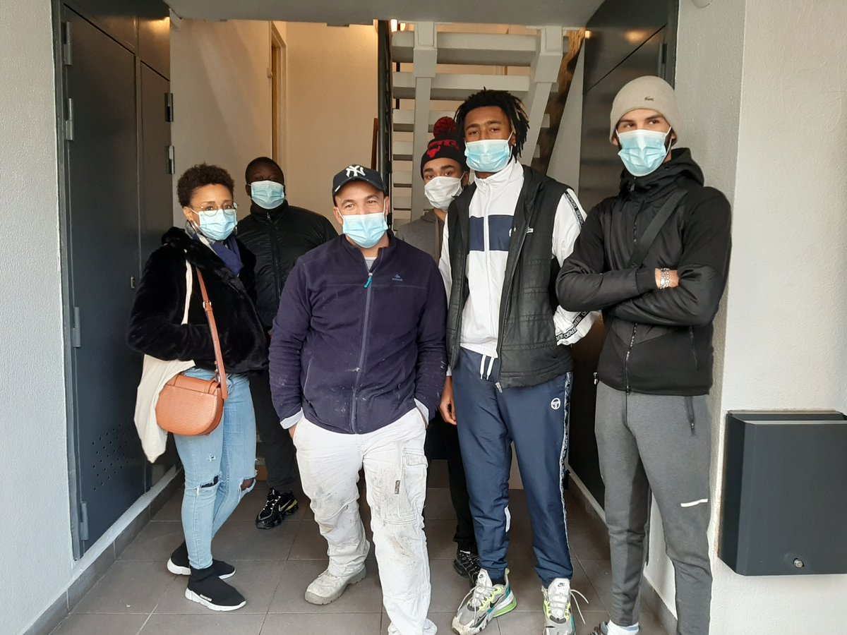 ApesDsu's tweet photo. L'@ApesDsu  a organisé la remise en peinture de la cage d’escaliers d’une tour de 12 étages, propriété d’@inli_officiel, par 8 jeunes encadrés pendant 2 semaines par le #clubdeprévention #OPEJ et le bureau d’information jeunesse de la @VilledeGarges... #chantier_éducatif (1/2) https://t.co/XgrMuzsuEt