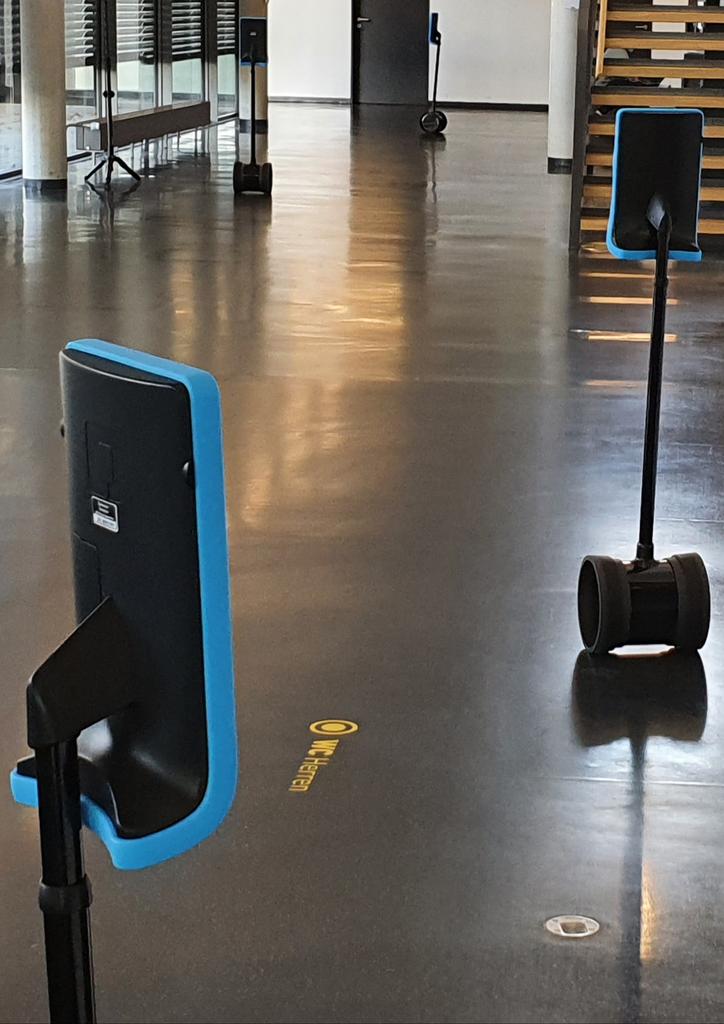 Sozio1nformatik's tweet image. Die Ersties der #FIW an der #FHWS rollen für die Schnitzeljagd durch das Gebäude. Danke an das ganze Team der #Sozioinformatik für die Organisation und Durchführung!