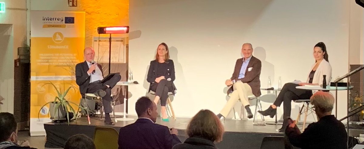 bwcon_info's tweet photo. Die gestrige Diskussion zwischen Beststeller-Autorin @VerenaDE, Catja Eikelberg, Gerhard Manz und Manuel Herder lieferte Einblicke und praktische Umsetzungstipps, rund um das Thema #Digitalisierung in Deutschland!

Vielen Dank für die tolle Unterstützung @Haufe, #FGvW und #FWTM https://t.co/pIhTDLFwLk
