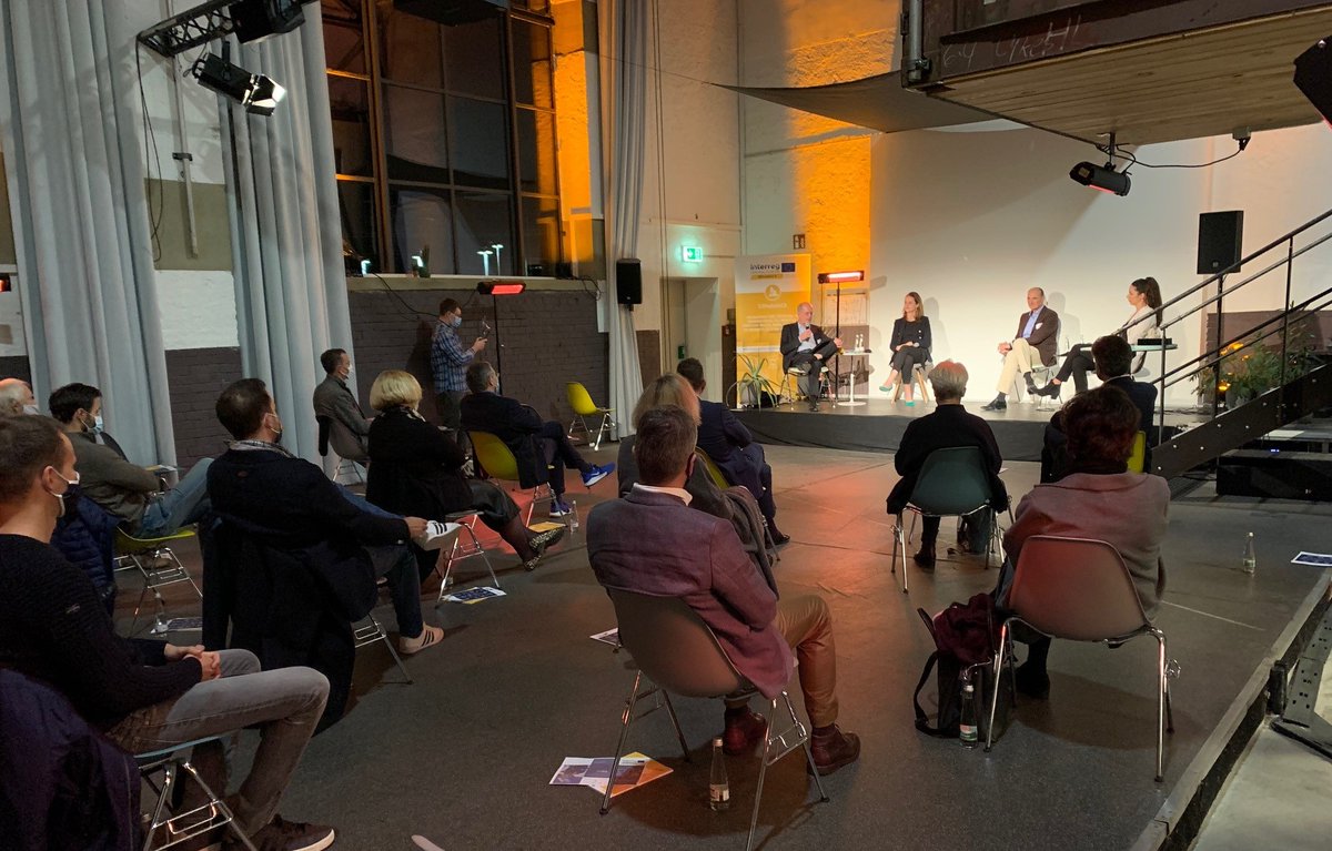 bwcon_info's tweet photo. Die gestrige Diskussion zwischen Beststeller-Autorin @VerenaDE, Catja Eikelberg, Gerhard Manz und Manuel Herder lieferte Einblicke und praktische Umsetzungstipps, rund um das Thema #Digitalisierung in Deutschland!

Vielen Dank für die tolle Unterstützung @Haufe, #FGvW und #FWTM https://t.co/pIhTDLFwLk