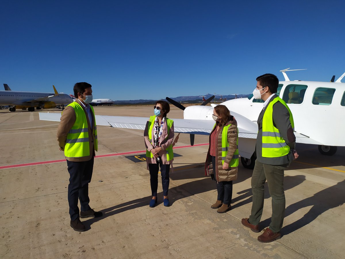 Aerocastello's tweet photo. El aeropuerto de Castellón (@CDTairport) abre vías de colaboración con la asociación empresarial @VLCPremium 

🗣️ La directora general de Aerocas, @BlancaMarinF,  traslada  las ventajas competitivas que ofrece la instalación

📄 https://t.co/drb6G5ARye https://t.co/G7SNqpvzca
