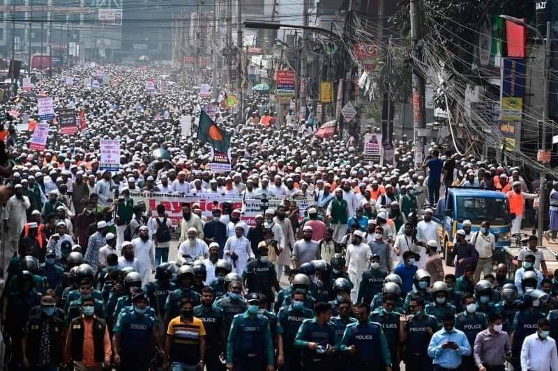  Decenas de miles de personas se han manifestado en Dhaka, Bangladesh contra Francia. La movilización ha sido convocada por un partido islamista, tenía como objetivo llegar a la embajada francesa, pero la policía lo ha impedido.