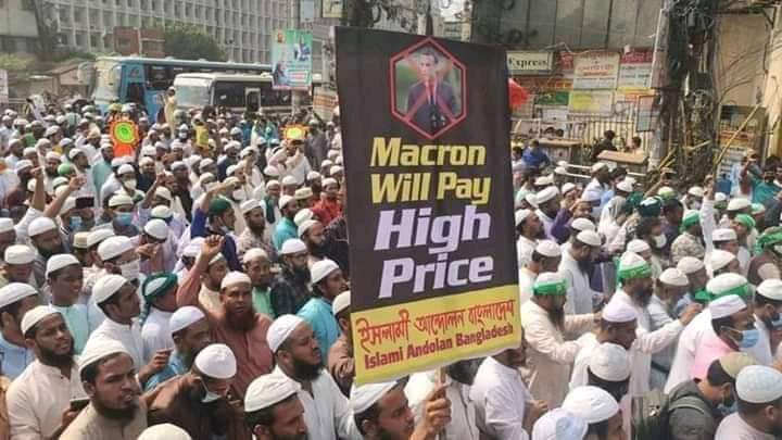  Decenas de miles de personas se han manifestado en Dhaka, Bangladesh contra Francia. La movilización ha sido convocada por un partido islamista, tenía como objetivo llegar a la embajada francesa, pero la policía lo ha impedido.