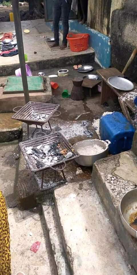 Ibrahim80976642's tweet photo. Dans les autres pays du monde les forces de l'ordre maintien la paix et sécurisé la population de leurs nation en Guinée les forces de l'ordre sème les pagaille détruisent les bâtiments privé violé les femmes tué les innocents vraiment dommage a notre armée Soyez républicains https://t.co/ShU7BdMgK9