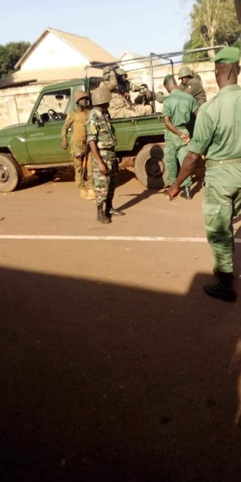 Ibrahim80976642's tweet photo. Dans les autres pays du monde les forces de l'ordre maintien la paix et sécurisé la population de leurs nation en Guinée les forces de l'ordre sème les pagaille détruisent les bâtiments privé violé les femmes tué les innocents vraiment dommage a notre armée Soyez républicains https://t.co/ShU7BdMgK9