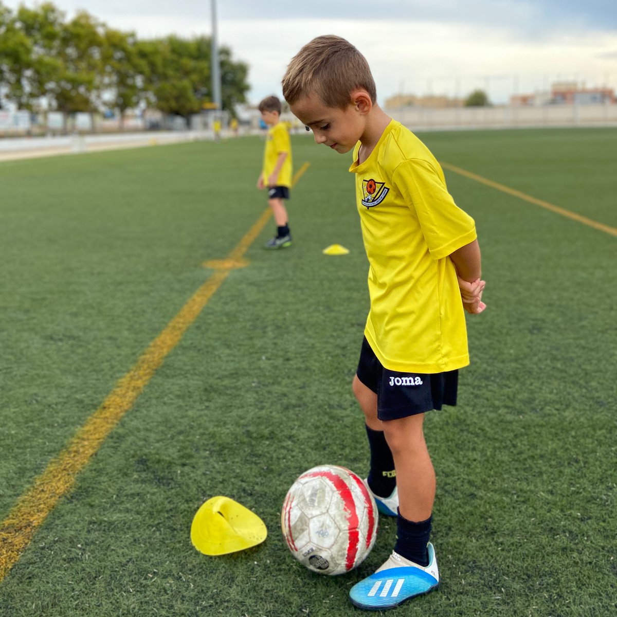 EFDelta's tweet image. ⚽️ Quines ganes de pilota que tenen...

👉 Seguim amb els entrenaments!

🔶 Som Escola 🔶

#EscolaDelta #FormacióAmbValors #Educació #Valors #Temporada20_21 #Pretemporada