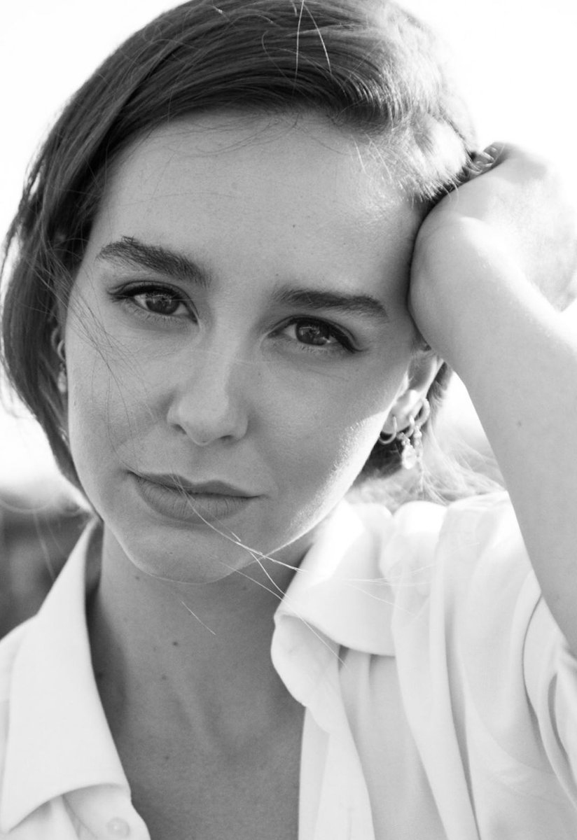 luimelia_fans's tweet photo. Pocas personas tienen la gran habilidad y sensualidad de transmitirte emociones únicamente a través de la mirada. 
Obviamente @PaulaUsero es una de ella 😍💛
#paulausero #miradasquetransmiten https://t.co/SJNez1AkG9