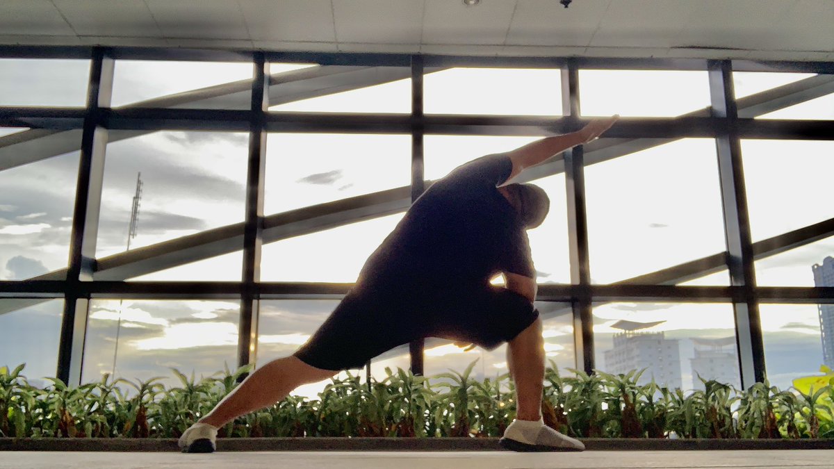 richiefsc's tweet photo. #sideanglepose #yoga while #stairclimbing #namaste https://t.co/Uer9oBv87q