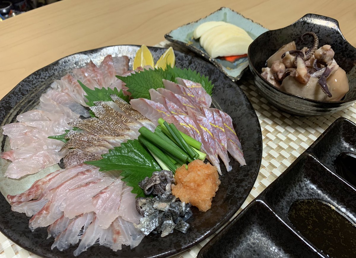 たのまゆうむ ごほうびは居酒屋で 新話配信中 Twitterissa マハタのお刺身と炙り スズキのお刺身 イトヨリの湯霜 刺身 湯霜 炙りに醤油 煎り酒 ポン酢 塩 魚は無限に美味しい 実家で収穫したばかりの里芋とアオリイカのゲソで久々の煮物 たのまゆうむ ごほうびは居酒屋で 新話配信中 Twitterissa マハタのお刺身と炙り スズキのお刺身 イトヨリの湯霜 刺身 湯霜 炙りに醤油 煎り酒 ポン酢 塩 魚は無限に美味しい 実家で収穫したばかりの里芋とアオリイカのゲソで久々の煮物