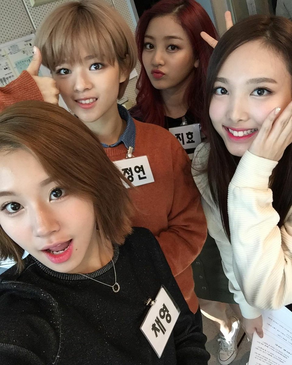 twicegnal's tweet photo. Choi HwaJung a posté ces photos de TWICE car aujourd'hui est également le jour où elles ont assistés à l'émission il y a 5 ans
"C'est Like Ooh Ahh, elles avaient leurs badges comme c'était leur 1er apparition. Elles ressemble à des bébés?😍
mais #perfectvisual depuis le début " https://t.co/gCpGEsqiEy