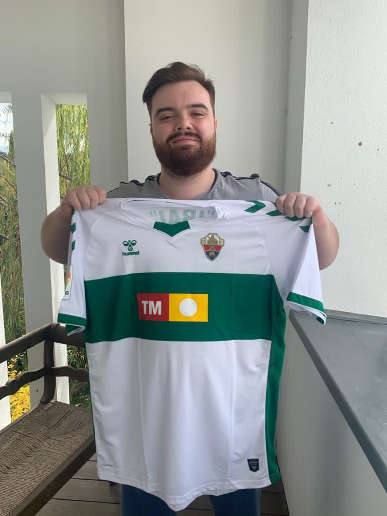 IbaiLlanos's tweet photo. Contento de firmar por el @elchecf 

Pongo mis 342 kilos de puro músculo a disposición del club. 

Objetivo salvarnos? mis cojones, vamos a por la europa league https://t.co/XRl5JFDPku