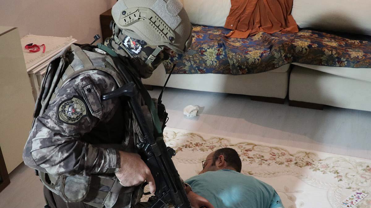 ademyarslan's tweet photo. "Evde çocuk var, uyanmasın" ..

Kameralar eşliğinde şov yaparak girdikleri evdekiler KHK'lı. 

Kelepçeleyip yere yatırdıkları KHK'lı polisin "çocuk uyanmasın" dediği duyuluyor.

Nasıl @hilal_kaplan ? yeterince zalim olabiliyorlar mı ? https://t.co/c9f9m3WrOb