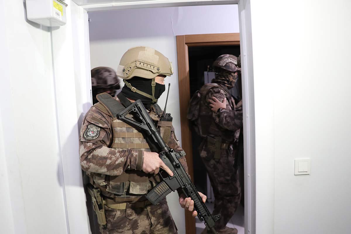 ademyarslan's tweet photo. "Evde çocuk var, uyanmasın" ..

Kameralar eşliğinde şov yaparak girdikleri evdekiler KHK'lı. 

Kelepçeleyip yere yatırdıkları KHK'lı polisin "çocuk uyanmasın" dediği duyuluyor.

Nasıl @hilal_kaplan ? yeterince zalim olabiliyorlar mı ? https://t.co/c9f9m3WrOb